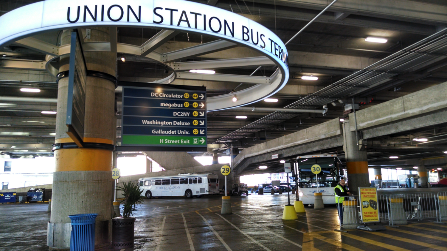 Destination station перевод. Вокзал Юнион Стейшн. Bus Station. USA Bus Station. Юнион Стейшн Лос Анджелес внутри.